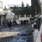 La gente inspecciona los daños tras un ataque aéreo en Idlib, norte de Siria, el 1 de diciembre de 2024.