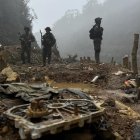 Militares y policías en un operativo de seguridad en el parque nacional Los Farallones, en Cali (Colombia).