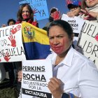 El Comercio de Colorado de manifestantes sosteniendo carteles durante una protesta convocada por la líder opositora María Corina Machado para pedir por la libertado de los que consideran "presos políticos", este pasado domingo, en Colorado (Estados Unidos).