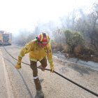 Bomberos se mantienen en el sitio para extinguir las llamas.