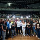 Actividad. El presidente Daniel Noboa posa en medio de jóvenes que se beneficiarán de programa oficial.
