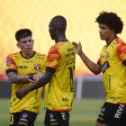 Jugadores de Barcelona al final del partido ante Mushuc Runa, en la fecha 15 de la segunda fase de Ligapro