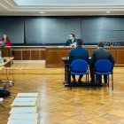 Santiago Cifuentes y su abogado durante la audiencia.