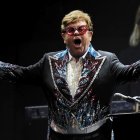 Elton John tiene 77 años.