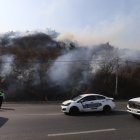 Las autoridades han intensificado esfuerzos para sofocar las llamas, pero hasta la noche de este lunes no han logrado contener el incendio por completo.
