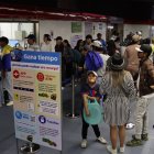 En las boleterías de las paradas del Metro suele haber una sola persona para atender a decenas de pasajeros. Se generan largas filas.