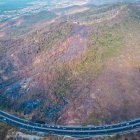 Imagen captada por Segura EP que evidencia la zona afectada en Cerro Azul y los focos aún activos.