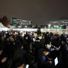 La puerta principal de la Asamblea Nacional en Seúl está abarrotada de gente mientras la policía bloquea la entrada tras la declaración de ley marcial del presidente Yoon Suk Yeol en Seúl, Corea del Sur, el 3 de diciembre de 2024.