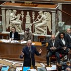 El primer ministro francés, Michel Barnier, habla durante la sesión semanal de preguntas al gobierno, en la Asamblea Nacional en París, el 3 de diciembre de 2024.