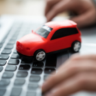 El SENAE verifica el estado del auto para asegurarse de que cumple con las condiciones establecidas.