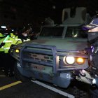 Policías y un vehículo militar en el exterior de la Asamblea Nacional después de que el presidente de Corea del Sur, Yoon Suk Yeol, declarara la ley marcial en Seúl, Corea del Sur