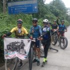 Los ciclistas tras llegar a la meta sacaron sus banderas.