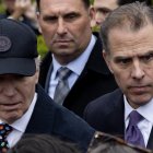 El presidente de Estados Unidos, Joe Biden (izq.) y su hijo Hunter Biden (der.) asisten a la Marcha de los Huevos de Pascua de 2024 en el Jardín Sur de la Casa Blanca en Washington.