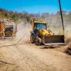 Con maquinaria pesada se abrieron líneas corta fuego en el cerro Azul, este martes 3 de diciembre.