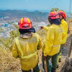Alrededor de cien incendios se encuentran aún en Cerro Azul evitando que se propague el fuego en los puntos aún activos.