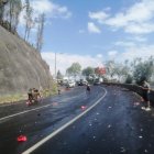 Pedazos de las botellas rotas quedaron sobre una curva de la avenida Simón Bolívar.