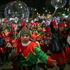 Niños participan este lunes en un desfile navideño en La Paz (Bolivia).