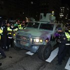 Soldados y vehículos militares llegan frente a la Asamblea Nacional en Seúl después de que el presidente surcoreano Yoon Suk Yeol declarara la ley marcial en Seúl.