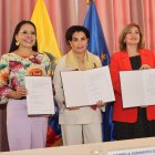 La presidenta del CNE, Diana Atamaint, la canciller de Ecuador, Gabriela Sommerfel y Jekaterina Doródnova, embajadora de la Unión Europea.