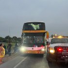 Un bus interprovincial colisionó con un camión en el kilómetro 47 de la vía Jujan - Tres Postes.