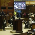 El juicio político a la exministra de energía Andrea Arrobo se suspendió temporalmente.