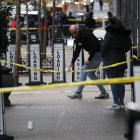 Investigadores de la policía en el lugar donde el director ejecutivo de UnitedHealthcare, Brian Thompson, fue asesinado a tiros en un aparente ataque en Nueva York.