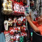 En 2023, antes de diciembre, los negocios despachaban hasta 60 cajas de luces. Hoy, con suerte, llegan a 15. Aseguran que los cortes de luz han oscurecido el espíritu festivo de muchos este año.