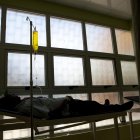 Un hombre con síntomas de la fiebre del Chikungunya recibe atención médica en el hospital Juan Pablo Pina, en San Cristóbal (República Dominicana).