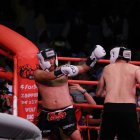 Los exfutbolistas Armando Paredes (i) y Jaime Iván Kaviedes (de espaldas) protagonizaron la pelea central del evento Kiños del Año el sábado 30 de noviembre.