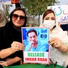 Partidarias del Pakistán Tehreek-e-Insaf (PTI) con un retrato del fundador del partido y ex primer ministro Imran Khan, mientras se reúnen para asistir a una protesta exigiendo su liberación.