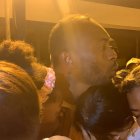 Pedro Pablo Perlaza se abraza con sus familiares en el Comando de Policía de Ecuador, la noche de este miércoles 4 de diciembre.