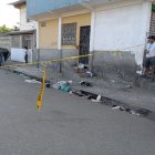 Cuatro jovenes se encontraban en el portón de una vivienda cuando fueron atacados. Dos de ellos murieron