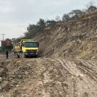 Un derrumbe afectó el paso en la vía Cuenca - Girón - Pasaje, que une las provincias de Azuay y El Oro.