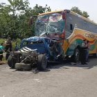 Una camioneta y un bus de pasajeros se impactaron cuando circulaban por la vía a Sacha, en la Amazonía.