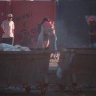 Personas sin hogar caminan este miércoles, por una calle de Buenos Aires (Argentina).