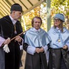 El cantante Raphael (en el centro), acompañado su madrina, la doctora Isabel Ayala, profesora titular de Didáctica de la Expresión Musical, y del rector de la Universidad de Jaén, Nicolas Ruiz, a su llegada a la ceremonia.