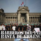 Miembros del gremio de barberos de Lima participan en una movilización este miércoles, en Lima (Perú).