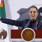 La presidenta de México, Claudia Sheinbaum, habla durante una rueda de prensa este jueves, en Palacio Nacional de la Ciudad de México (México).