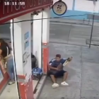 Hombre corta la cadena del generador y se lo lleva, desde las afueras de una farmacia.