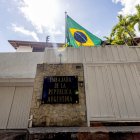 Caracas. Bandera de Brasil izada en la residencia del embajador argentino.