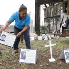 Tareas. Mujer organiza fichas con información de personas desaparecidas en Cementerio de Villavicencio