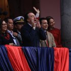 El alcalde de Quito, Pabel Muñoz; el presidente de la República, Daniel Noboa; y la primera dama, Lavinia Valbonesi, saludaron a los ciudadanos de Quito.