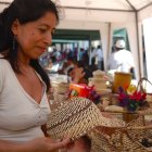 Las artenas de la comiuna de Barcelona, Santa Elena, demuestran su arte con las manso al hacer os sombreros.