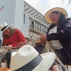 Nancy Portilla y Luz Álvarez son parte de las mujeres tejedoras de Toctepamba que participarán en el Festival de la Paja Toquilla.