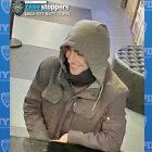 Imagen divulgada por el Departamento de Policía de Nueva York donde aparece el hombre relacionado con el asesinato del director ejecutivo