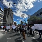 Cuentahorristas de la Cooperativa de Ahorro de la Cámara de Comercio de Ambato pidiendo la devolución de su dinero.