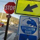 Un automóvil se mueve junto a una señal de tsunami en Stinson Beach, una comunidad no incorporada en el condado de Marin, California, EE. UU., 5 de diciembre de 2024.