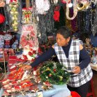 Los comerciantes de adornos navideños registran bajas ventas en sus productos.