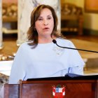 La presidenta de Perú, Dina Boluarte durante un acto diplomático en el salón Dorado del Palacio de Gobierno en Lima (Perú).