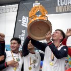 Julio ‘El Ruso’ Morales levanta el trofeo de la Ecuacup, torneo donde la U. Central pasó  de ser el ‘patito feo’ al campeón.